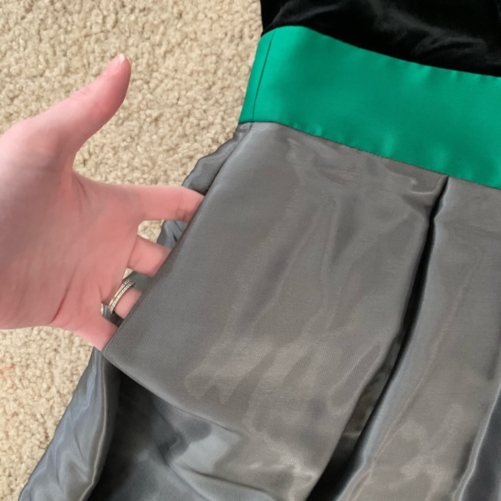 Sachin + Babi Noir Black Velvet Green V Neck Midi - Picture 4 of 5